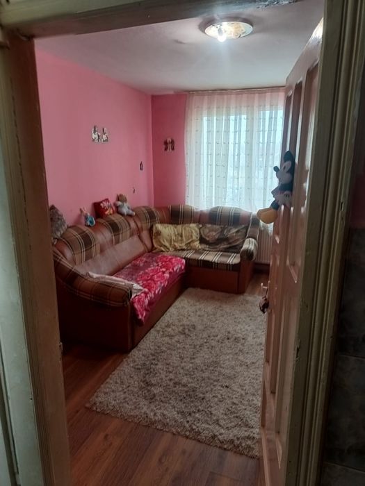 Dau în chirie garsoniera în Rogerius, zonă foarte bună ,etaj 1