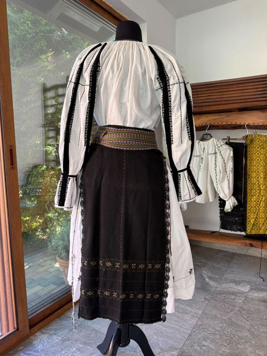 Costum popular vechi autentic