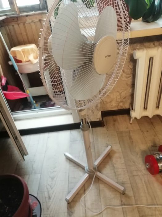 Напольный вентилятор.