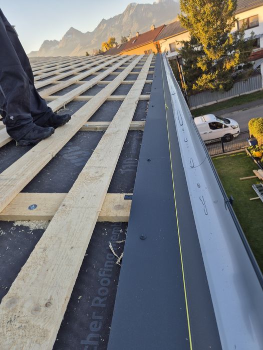 Executam acoperisuri si reparati urgente