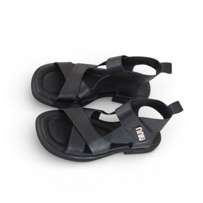 Модерни дамски сандали от естествена кожа.