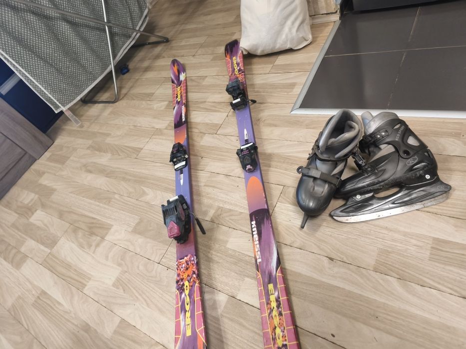 Vând schiuri și patine