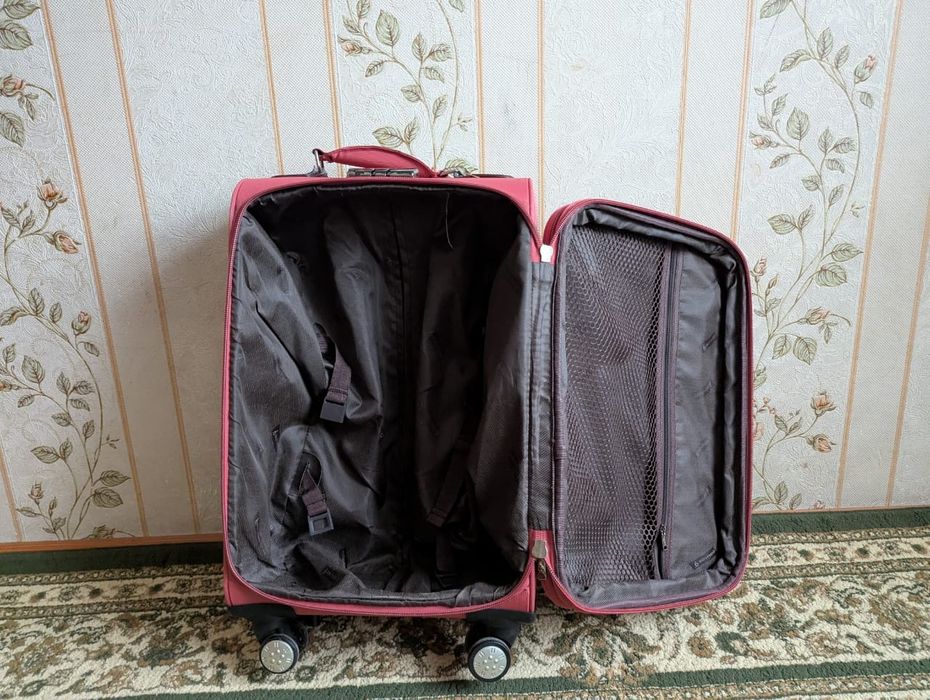 Чемодан розовый ручная кладь