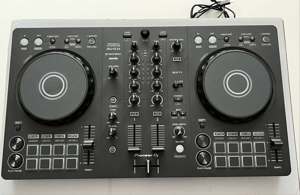 Consolă Pioneer DDJ-FLX4 + 2 Monitoare Active Mackie CR3-X + Cablu RCA 10M + Accesorii (stare impecabilă)