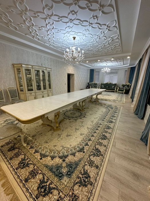 Гостевой стол в отличном состоянии