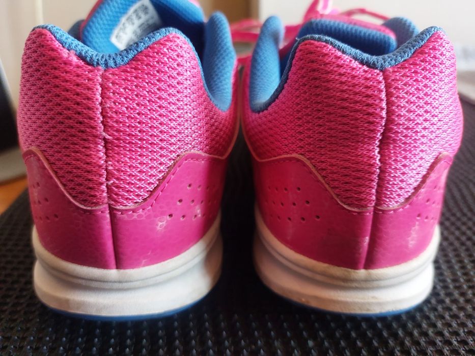 Лот от 1бр.маратонки/1 бр.дамски боти, цена общо 20лв..