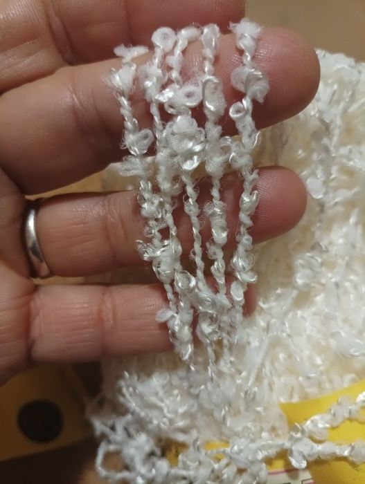 Продавам 10 броя бяла прежда&quot;Любляна&quot;