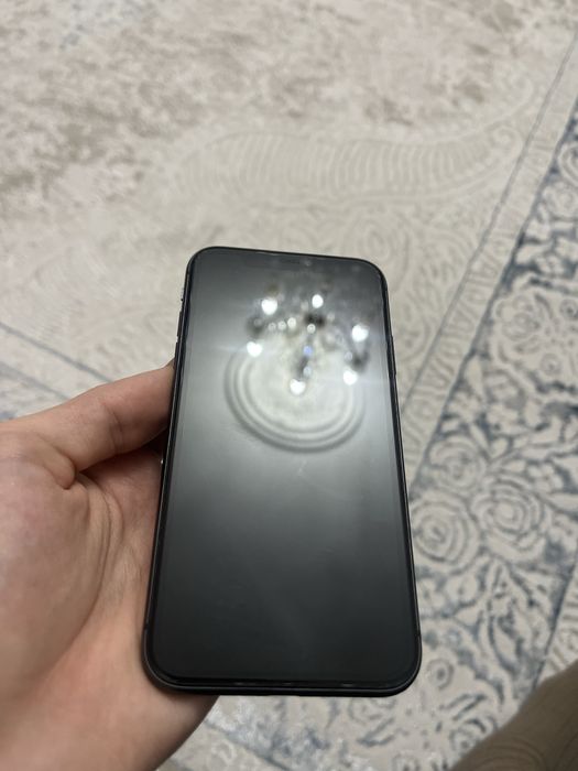 Apple Iphone 11 черном свете в хорошем состояние