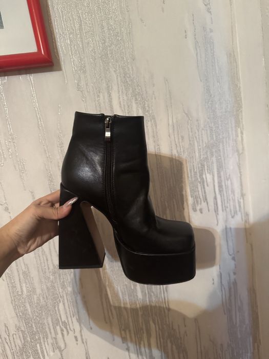 Новые ботинки на каблуках