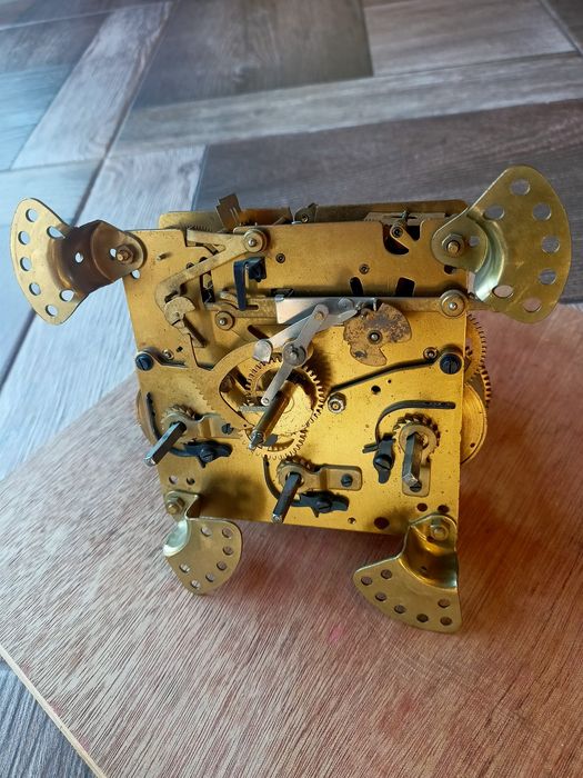 Mecanism ceas de semineu