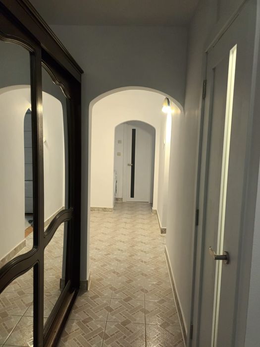 Închiriez apartament 3 camere