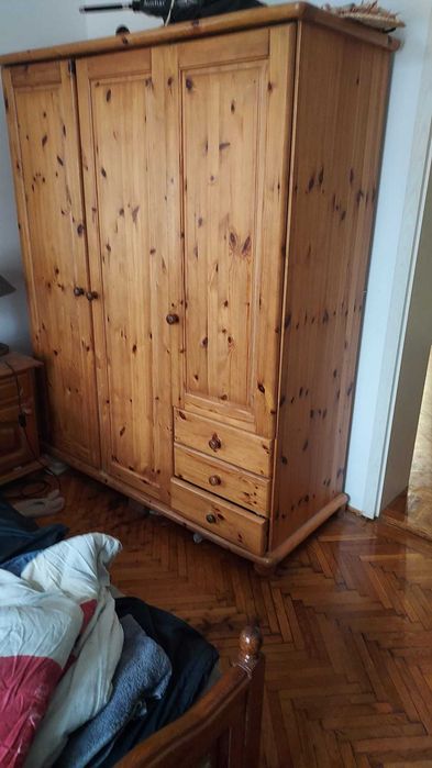 Dulap din lemn natur cu trei uși plus sertare