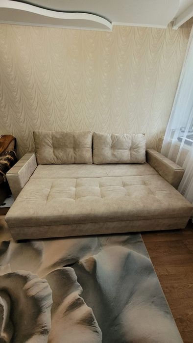 Продам диван для гостинной комнаты.