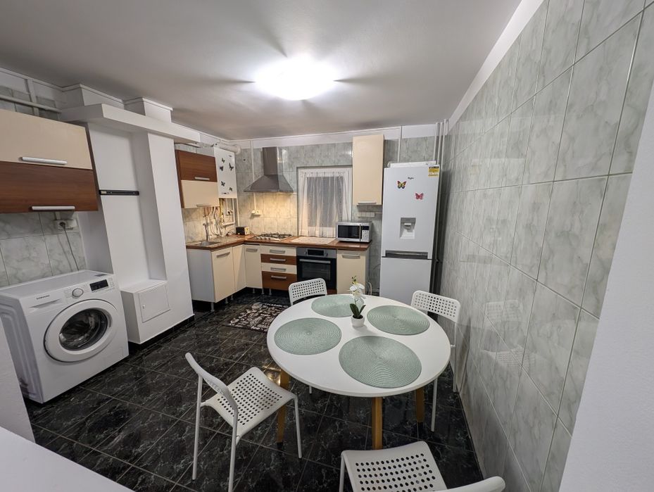 Proprietar închiriez apartament 3 camere langa mall