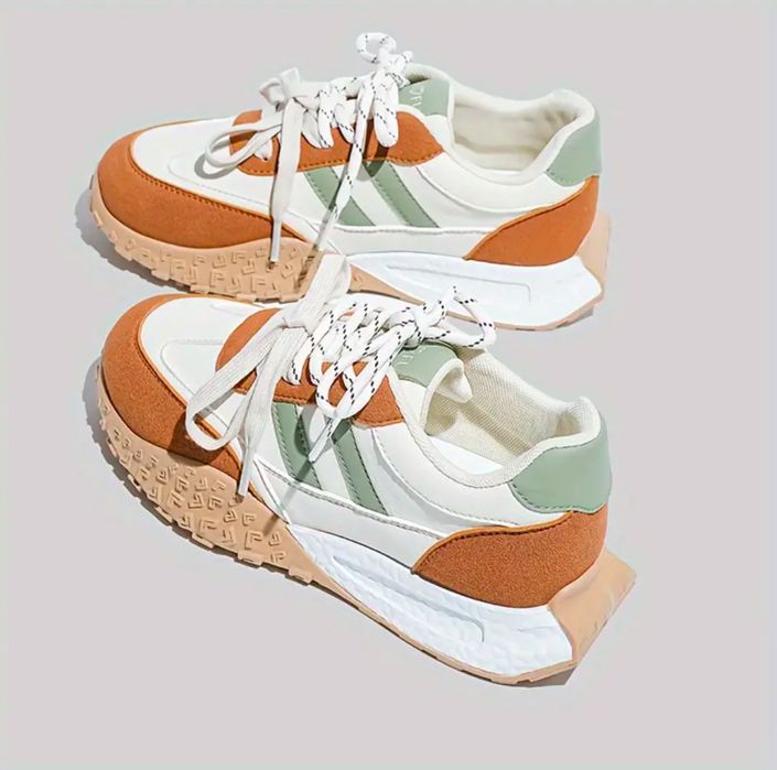 Продам женские кроссовки 38 новые