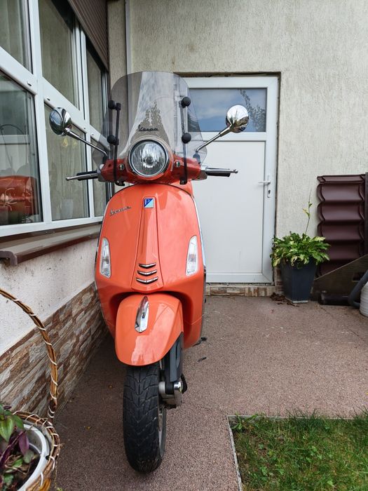 De vânzare un frumos scuter Vespa ,,50, sau schimb cu modelul 125 GT, ofer diferenta