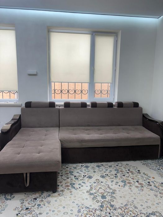 Стол со стульями и диван