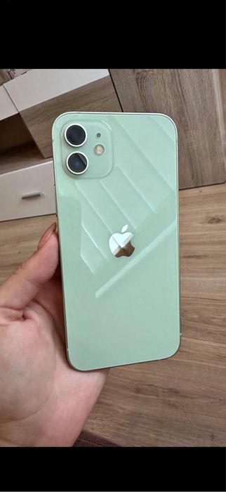 Продавам Iphone 12