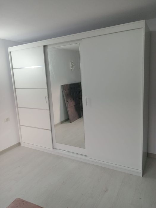 Vând dulap de haine