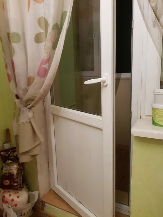 Ремонт пластиковых окон и дверей. Устранение продувание.