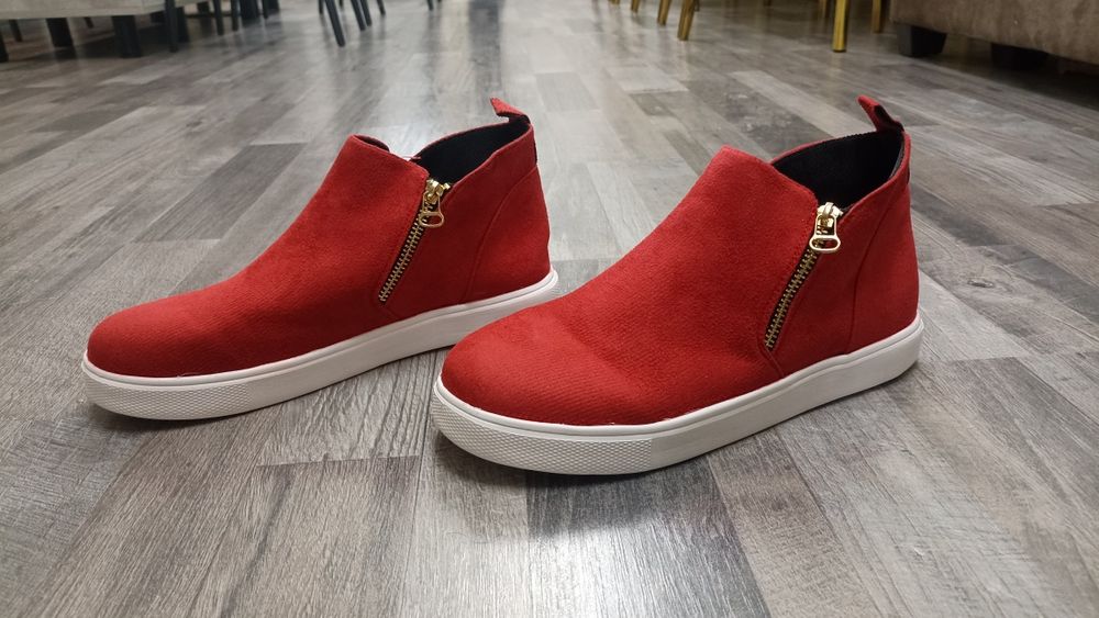 Срочно продам ботинки