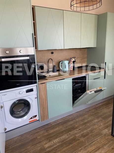 Дава се под наем Тристаен апартамент в Варна, Център - 105 кв.м за 847.62 € - Снимка #2