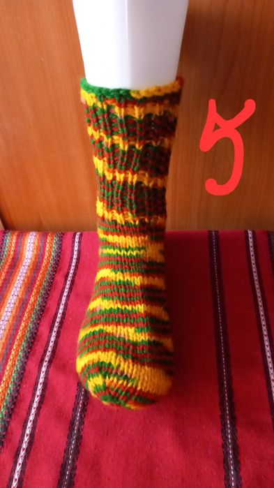 Предлагам красиви ръчно плетени чорапи меланж