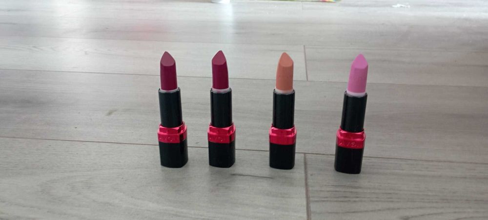 Vand lot de ruj 4 bucăți de la Avon