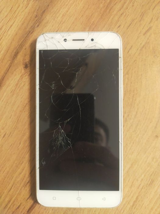 Продаю либо обмен на айфон три телефон