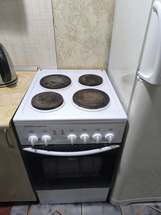 Продам кухонный гарнитур и плитку 30000
