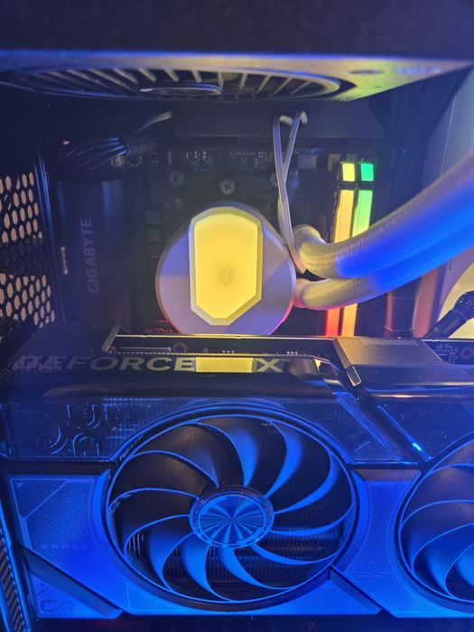 Геймърски комп.  RTX4070 32GB RAM 2 монитора