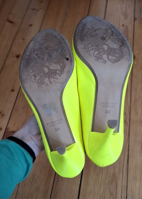 Искрящо/ ярко жълти, лачени, високи дамски обувки Daris, 39 номер