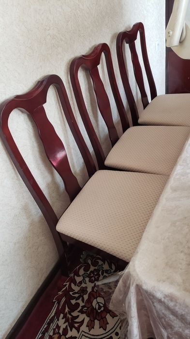 Стол и 8 стульев из них 2  в виде кресла, в отличном состоянии