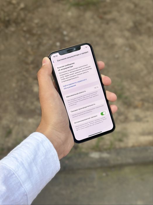 iPhone Xs Gold.