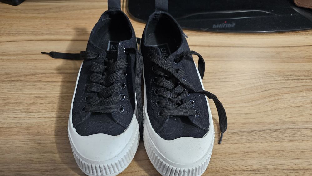 Обувка тип кец .