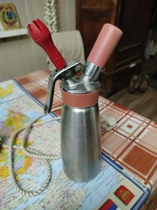 Кондитерский сифон, вместе с 30 ю болончиками.