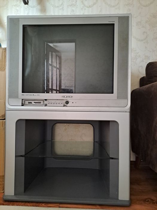 Продам телевизор с подставкой на колёсах