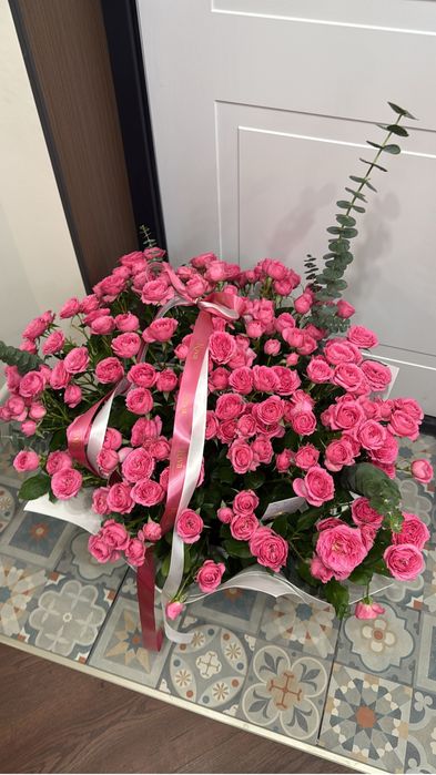 Кустовые Розы в корзинке
