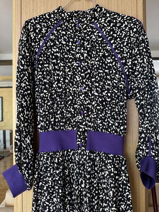 Черно-бяла рокля с лилави мотиви