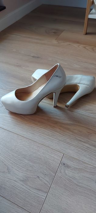 Бели обувки от естествена кожа