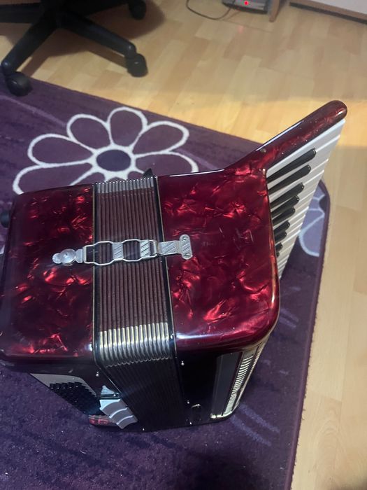 Продавам акордеон