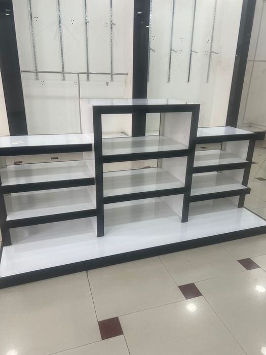 Дверь, рабочий стол, стояки, полка