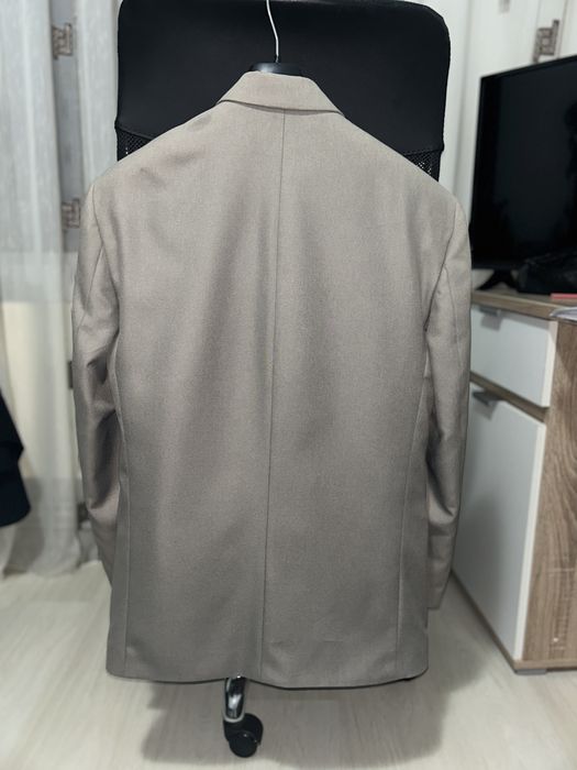 Vând costum în 3 piese pentru bărbați
