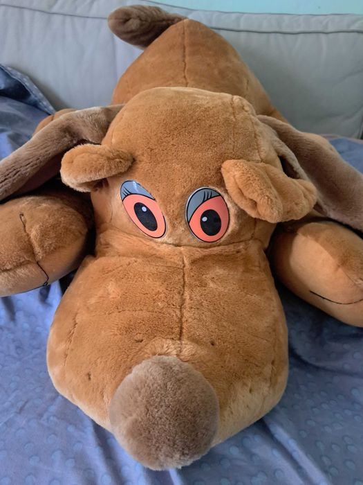 Голяма плюшена играчка куче