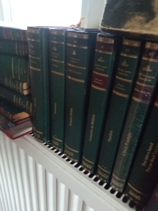 Colecția de volume  Adevarul  și discuri vinil