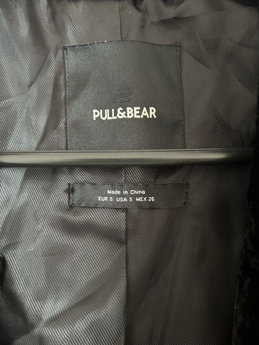 Черно официално сако.