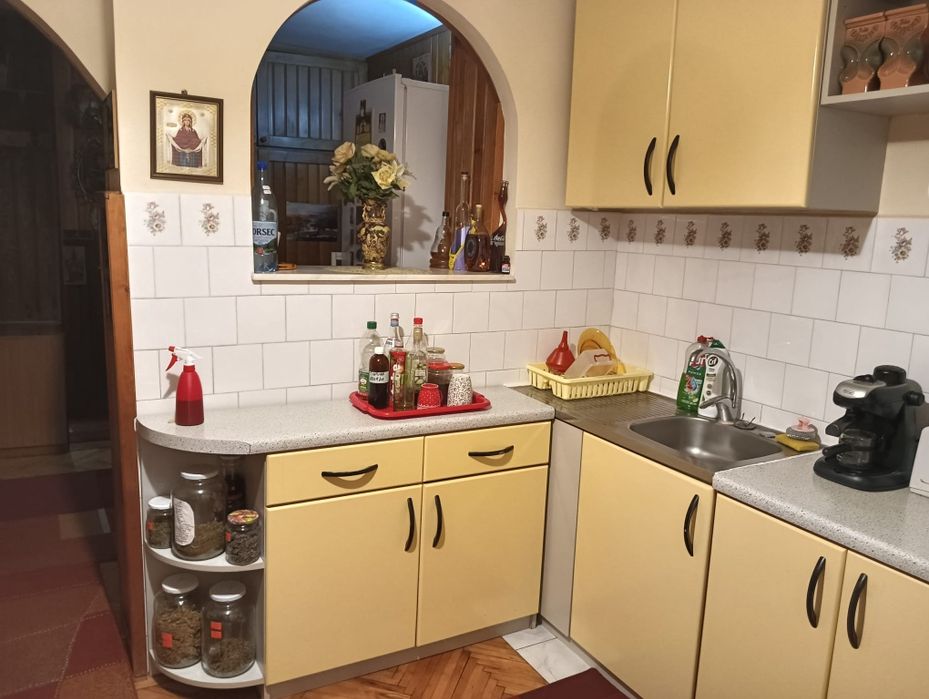 Vând apartament cu 3 camere  în Beiuș central