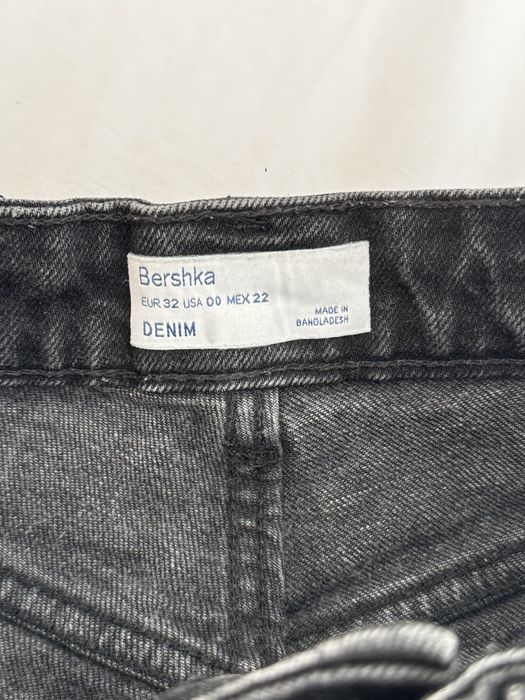 Черни дънкови къси гащи по тялото BERSHKA