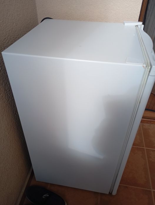 Продавам малък хладилник CROWN– много добро състояние