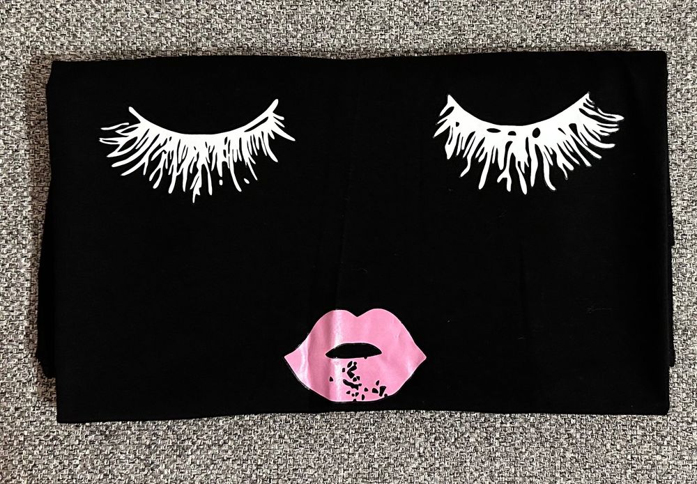 Tricou de dama cu buzele si ochii inchisi. S, 36